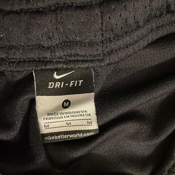 Vintage Nike basketball shorts - Picture 3 of 6